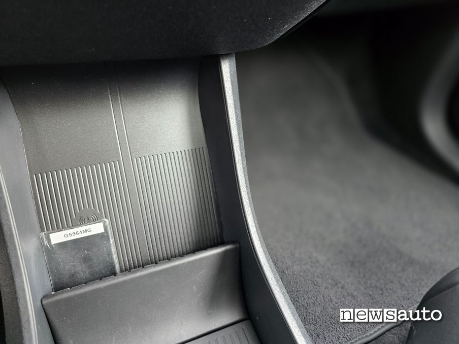 Volvo EX30 pad ricarica wireless cellulare