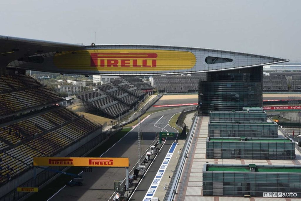 rettilineo di partenza della pista F1 di Shangai in Cina