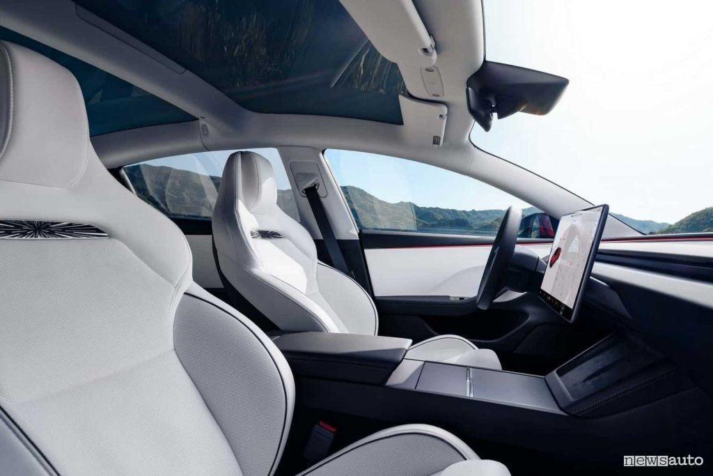 Tesla Model 3 Performance sedili anteriori