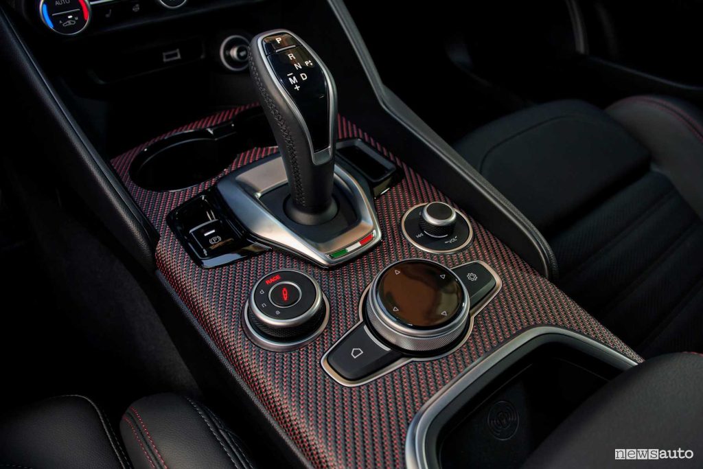 Alfa Romeo Giulia Quadrifoglio “Super Sport" console centrale leva cambio automatico