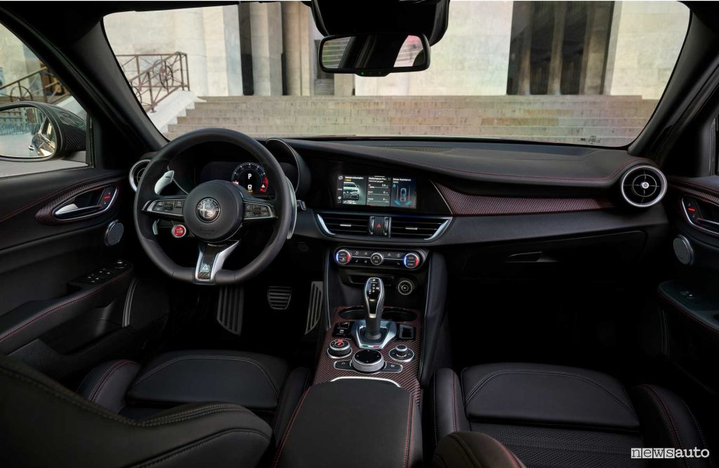 Alfa Romeo Giulia Quadrifoglio “Super Sport" plancia abitacolo