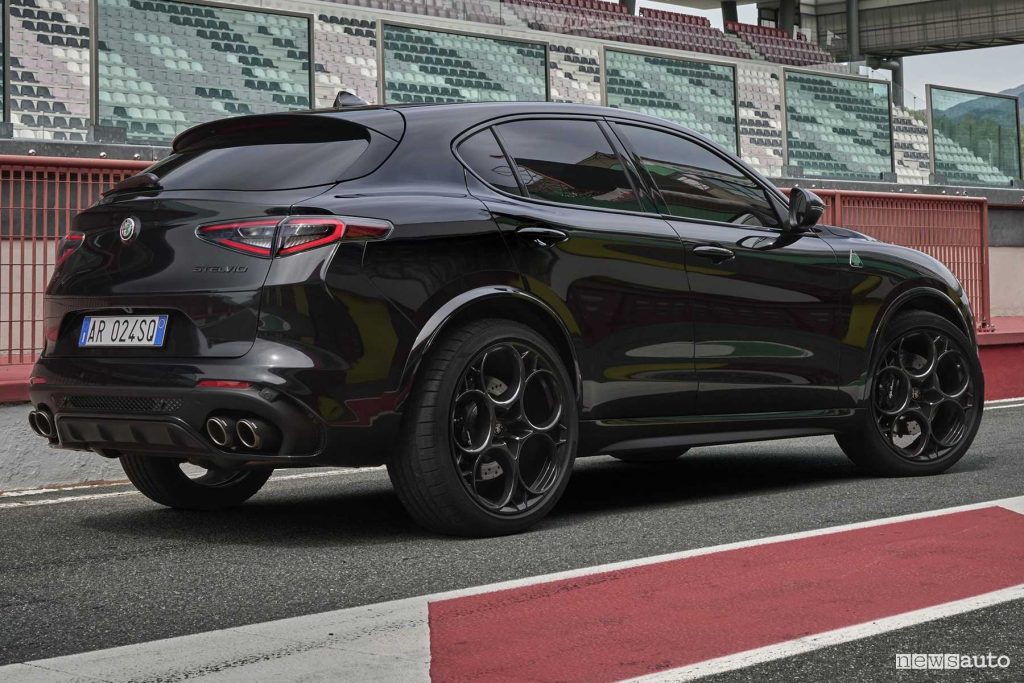 Alfa Romeo Stelvio Quadrifoglio “Super Sport” posteriore 3/4