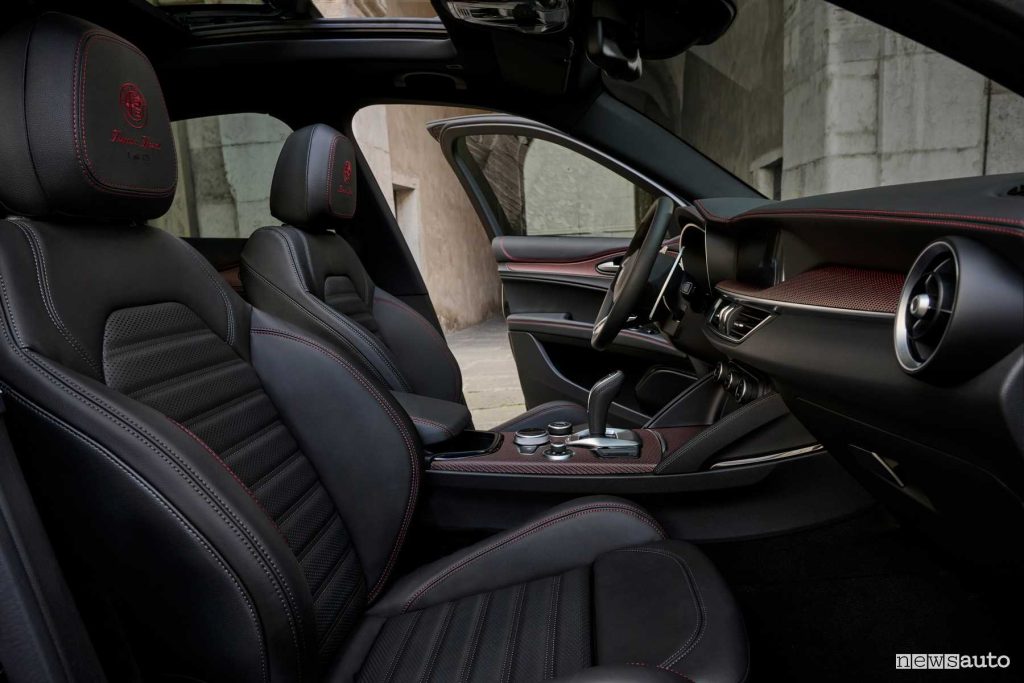 Alfa Romeo Stelvio Quadrifoglio “Super Sport” sedili anteriori abitacolo