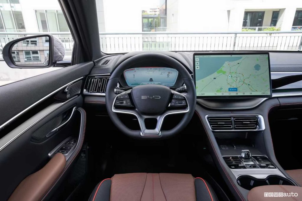 BYD Seal U DM-i plancia display da 15,6" orizzontale