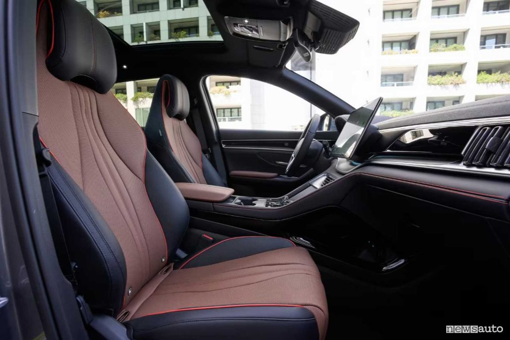 BYD Seal U DM-i sedili anteriori abitacolo