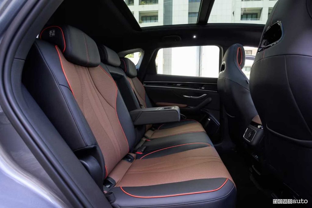 BYD Seal U DM-i sedili posteriori abitacolo