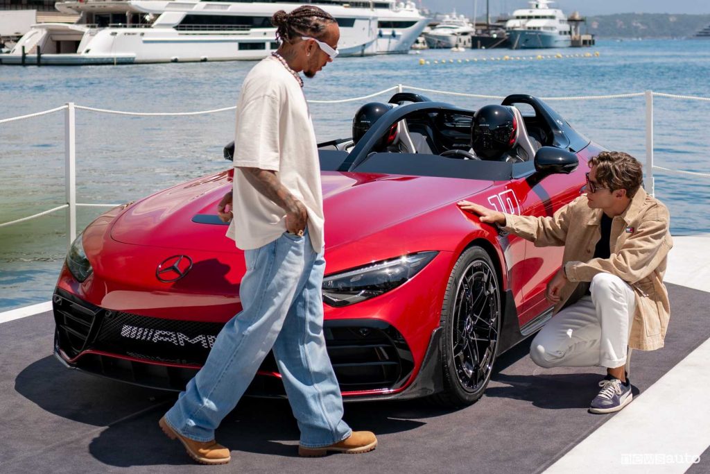 Lewis Hamilton e George Russell con la Mercedes-AMG PureSpeed