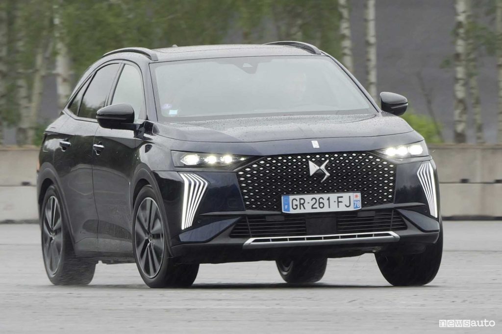 DS 7 Vauban blindata prova in pista