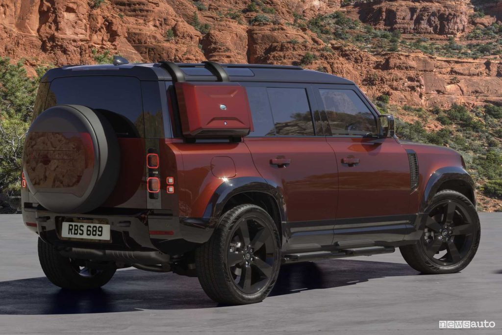 Nuova Land Rover Defender 110 Sedona Red posteriore 3/4