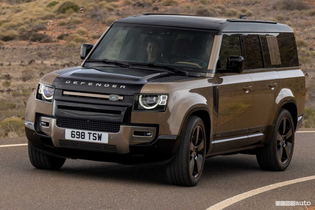 Nuova Land Rover Defender 130 su strada