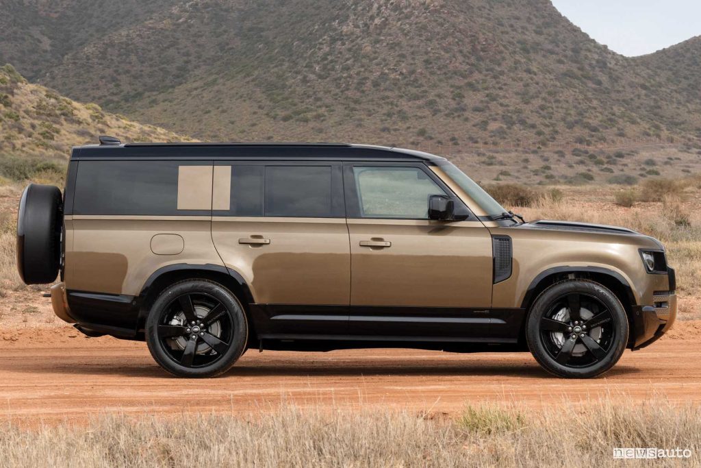 Nuova Land Rover Defender 130 laterale