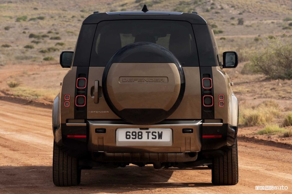 Nuova Land Rover Defender 130 posteriore