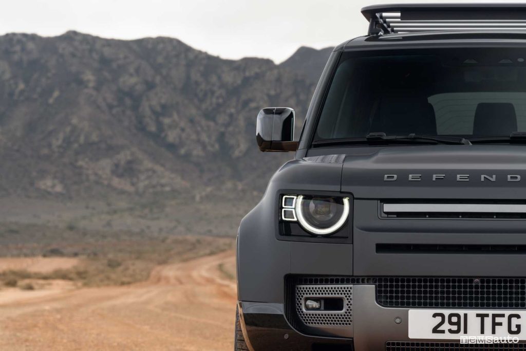 Nuova Land Rover Defender 130 Outbound faro anteriore
