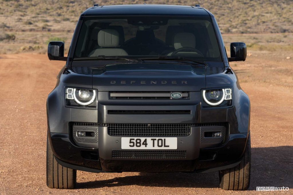 Nuova Land Rover Defender 130 V8 frontale