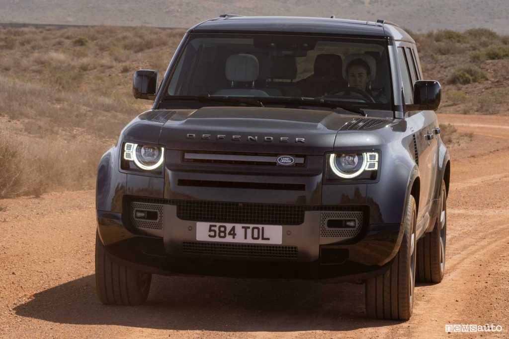 Nuova Land Rover Defender 130 V8 sullo sterrato
