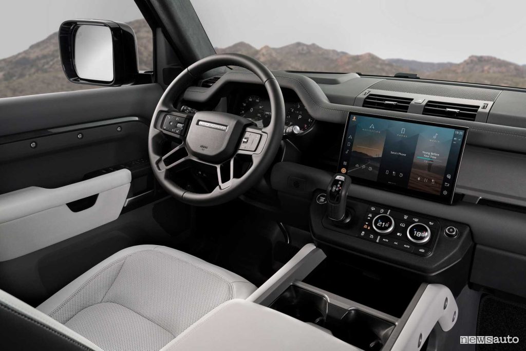 Nuova Land Rover Defender 130 V8 plancia abitacolo