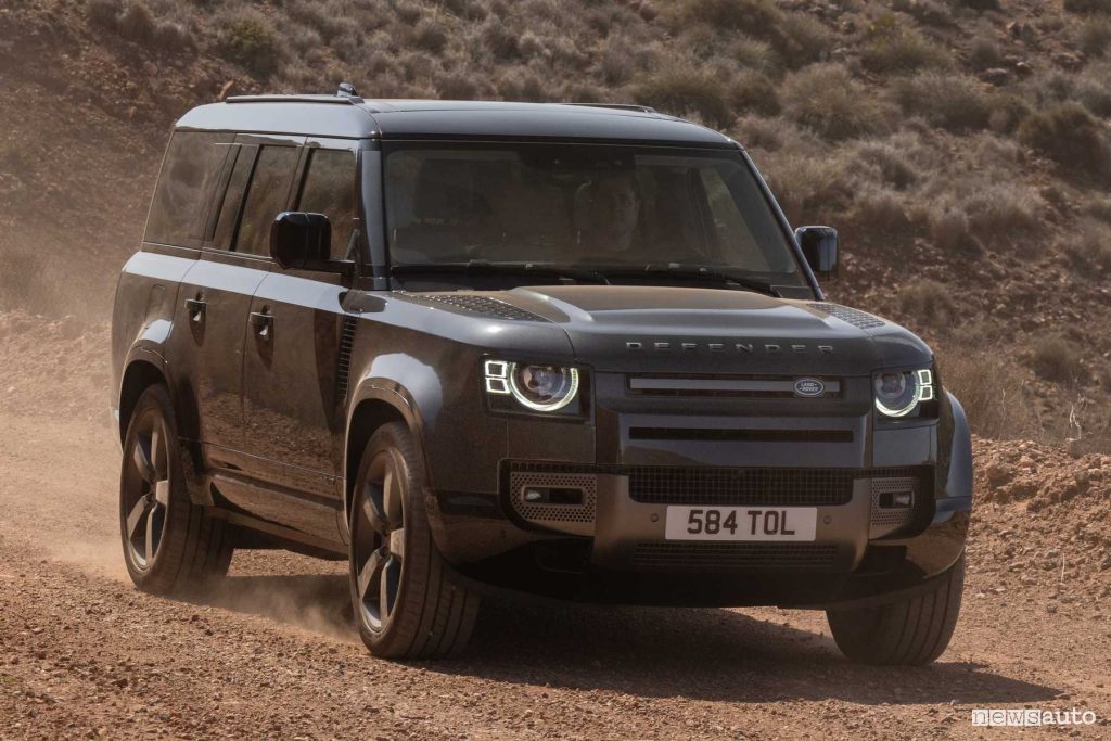 Nuova Land Rover Defender 130 V8 sullo sterrato
