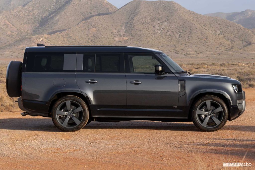 Nuova Land Rover Defender 130 V8 laterale