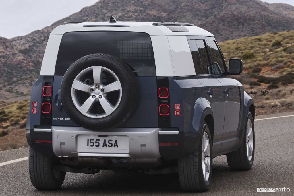Nuova Land Rover Defender 110 Hard Top su strada