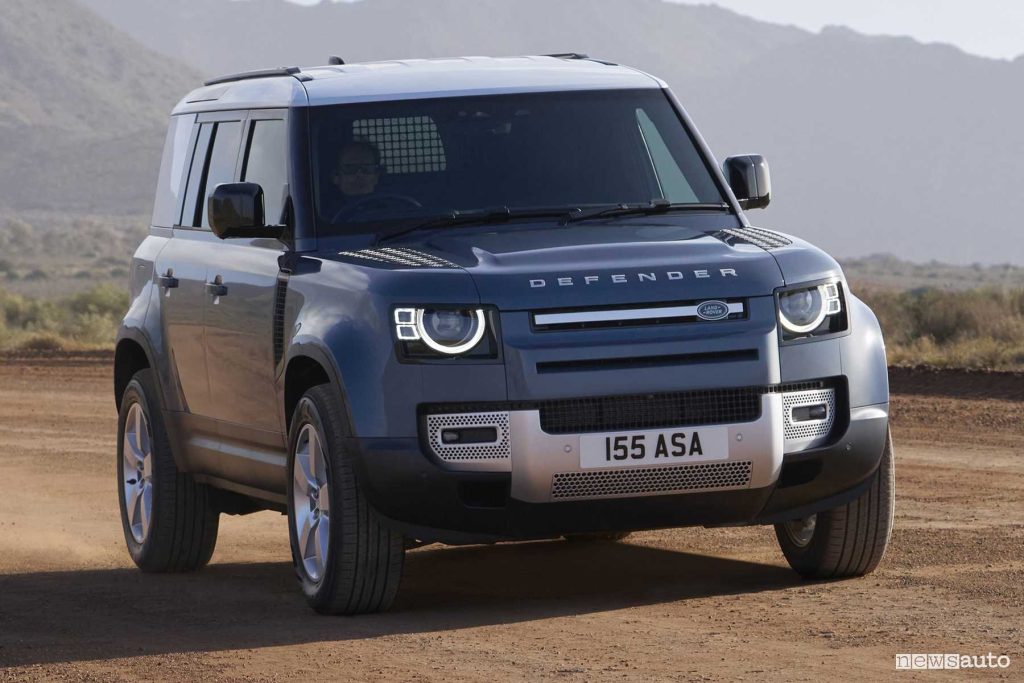 Nuova Land Rover Defender 110 Hard Top sullo sterrato