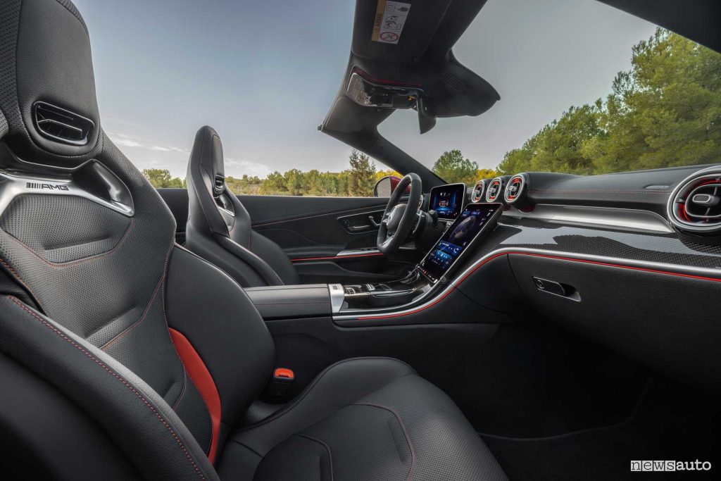 Mercedes-AMG CLE 53 4Matic+ Cabriolet sedili anteriori abitacolo