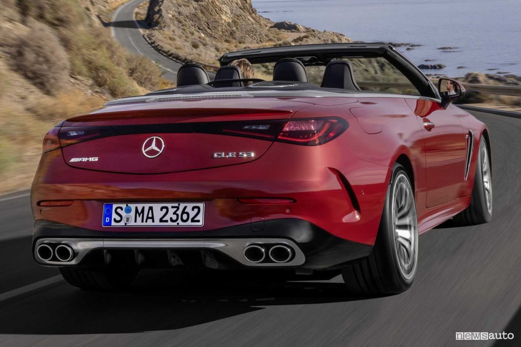 Mercedes-AMG CLE 53 4Matic+ Cabriolet su strada