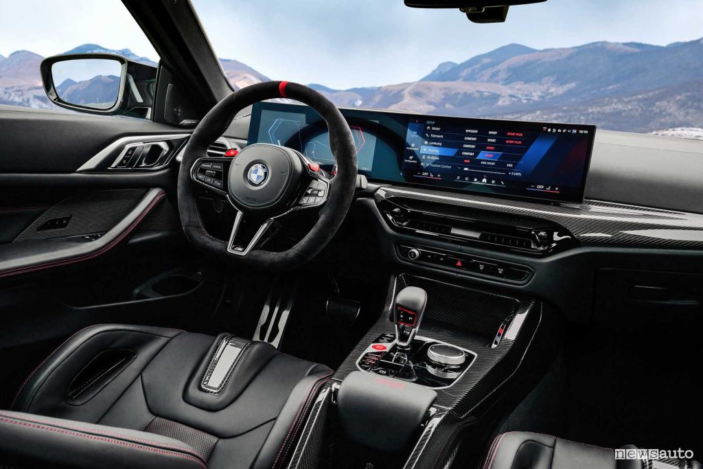 Nuova BMW M4 CS plancia abitacolo