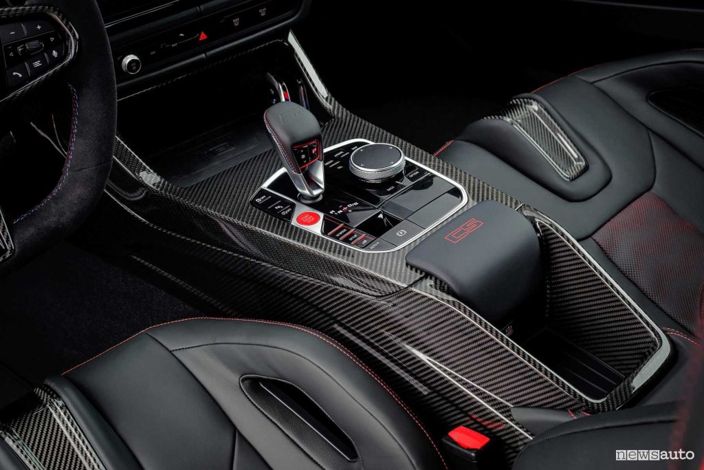 Nuova BMW M4 CS console in carbonio abitacolo