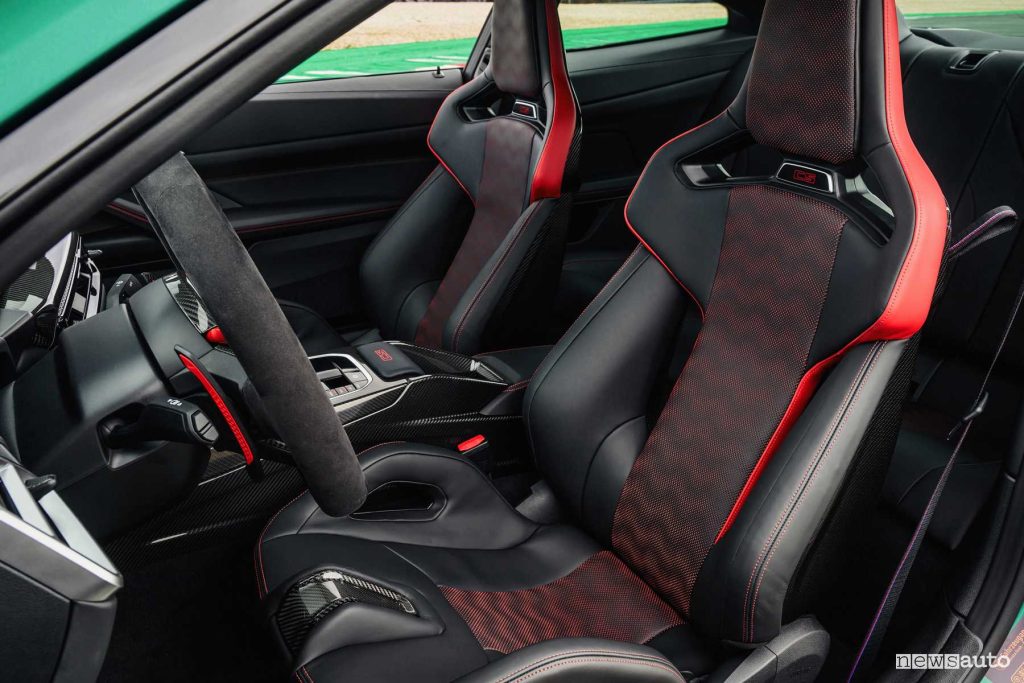 Nuova BMW M4 CS sedili anteriori abitacolo