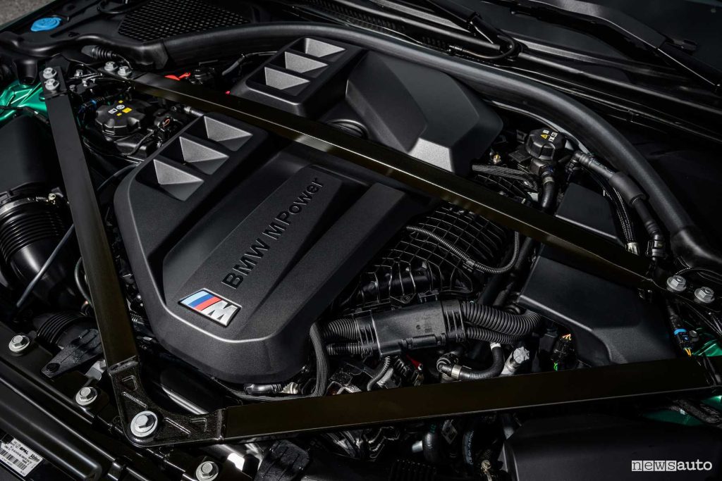 Nuova BMW M4 CS vano motore 6 cilindri M TwinPower Turbo 550 CV