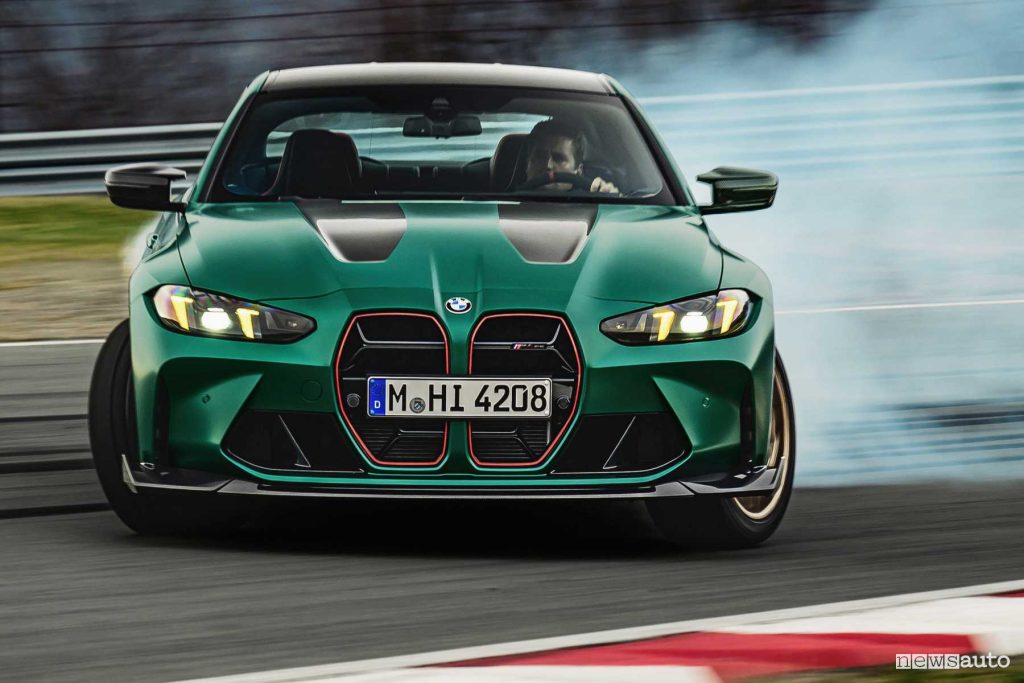 Nuova BMW M4 CS drifting in pista