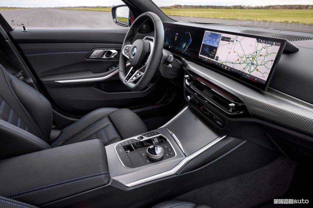 Nuova BMW Serie 3 330e Touring plancia abitacolo