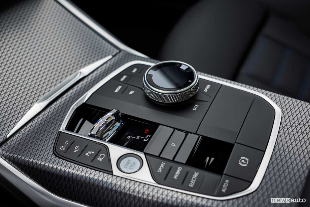 Nuova BMW Serie 3 330e Touring comandi console centrale