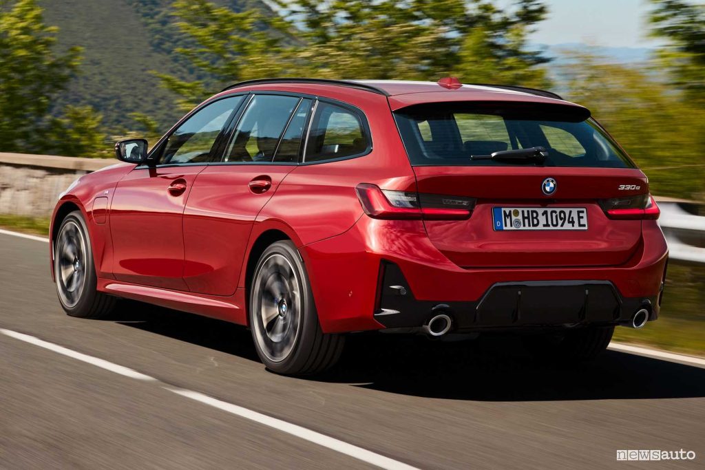 Nuova BMW Serie 3 330e Touring su strada