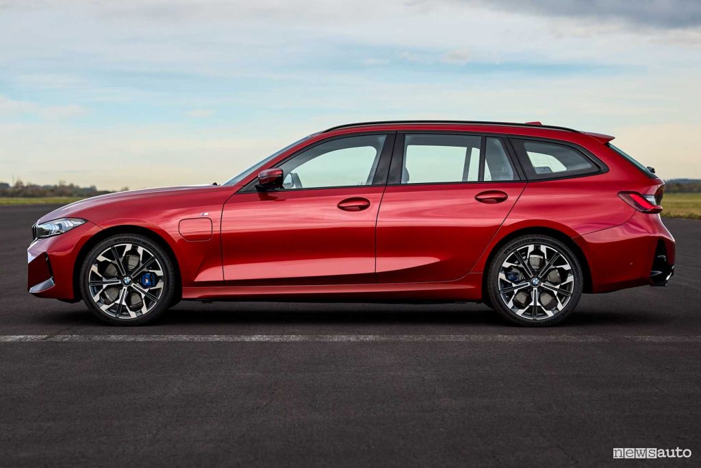 Nuova BMW Serie 3 330e Touring laterale
