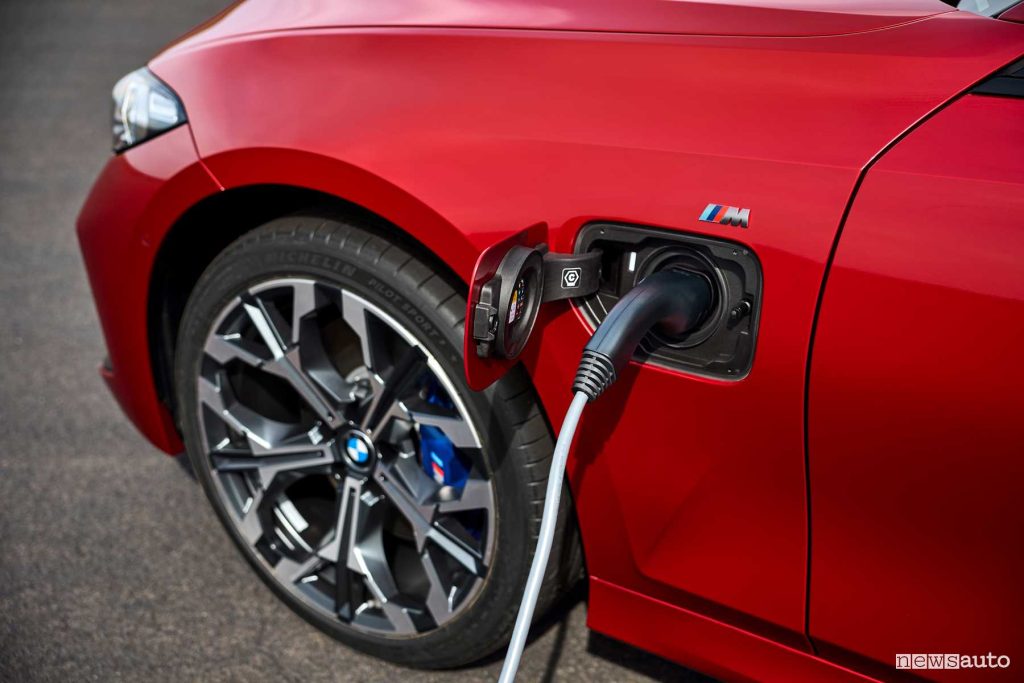Nuova BMW Serie 3 330e Touring in ricarica