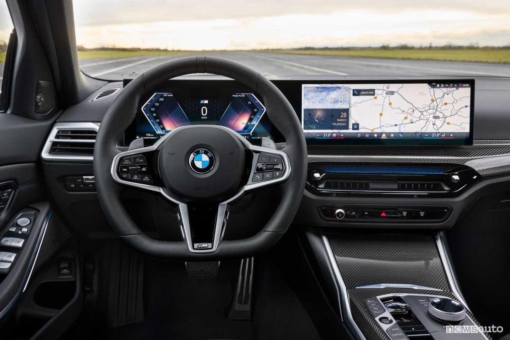 Nuova BMW Serie 3 330i plancia abitacolo