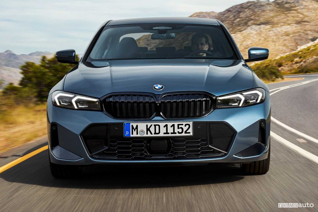 Nuova BMW Serie 3 330i su strada