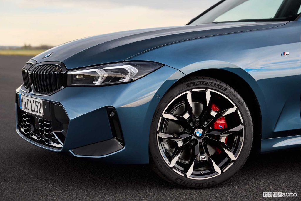 Nuova BMW Serie 3 330i cerchi da 19"