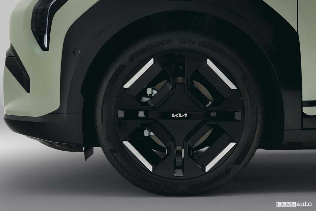 Nuova Kia EV3 GT Line cerchi in lega