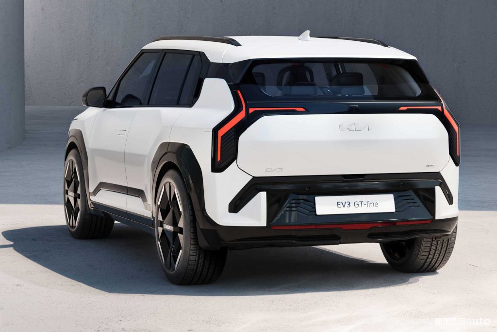 Nuova Kia EV3 GT Line posteriore 3/4
