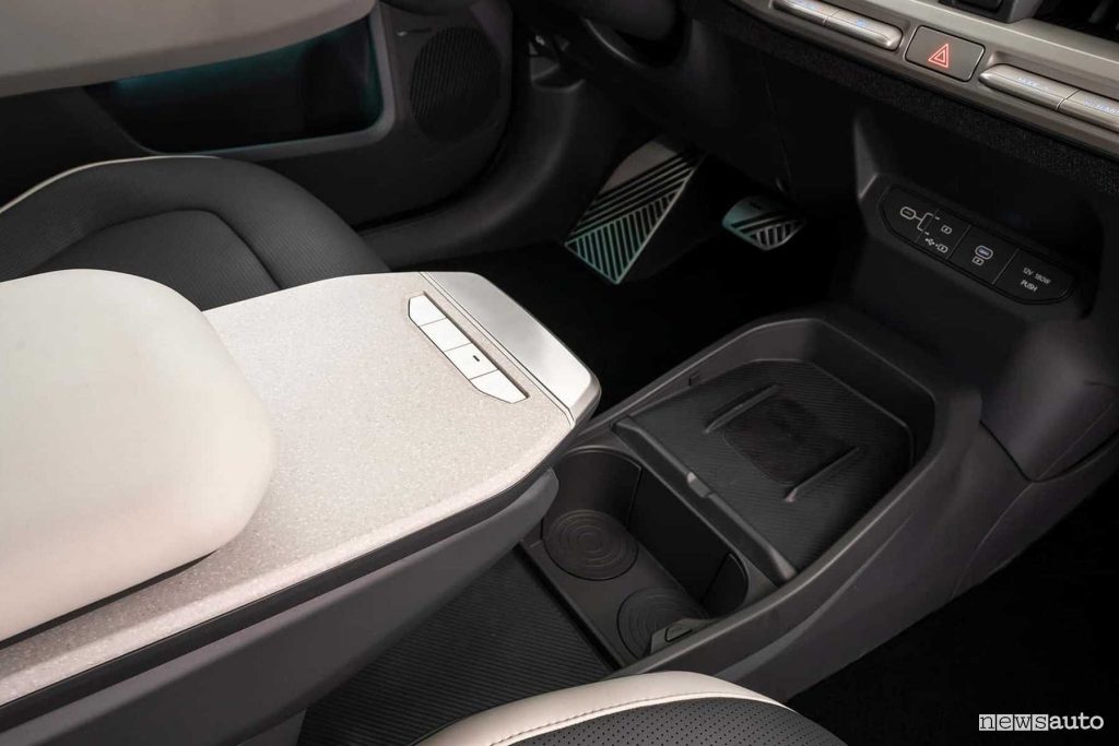 Nuova Kia EV3 GT Line comandi tavolino scorrevole