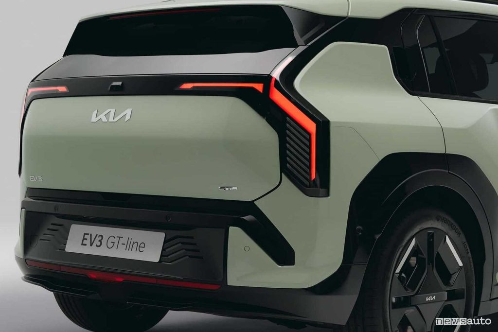Nuova Kia EV3 GT Line fari posteriori firma luminosa