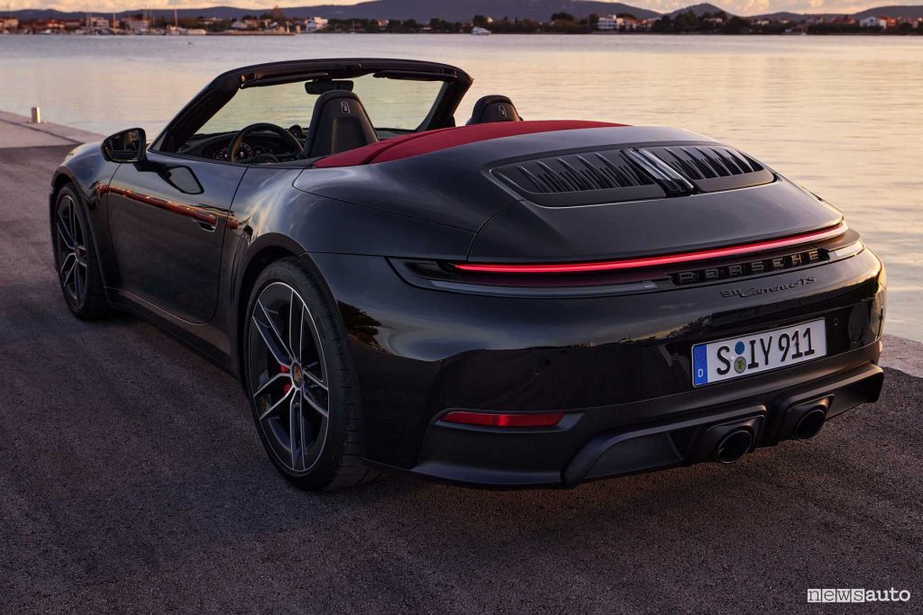 Porsche 911 Carrera GTS Cabriolet posteriore 3/4