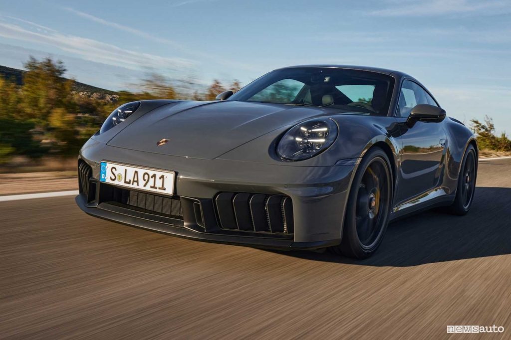 Porsche 911 Carrera GTS su strada