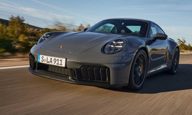 Porsche 911 Carrera GTS su strada