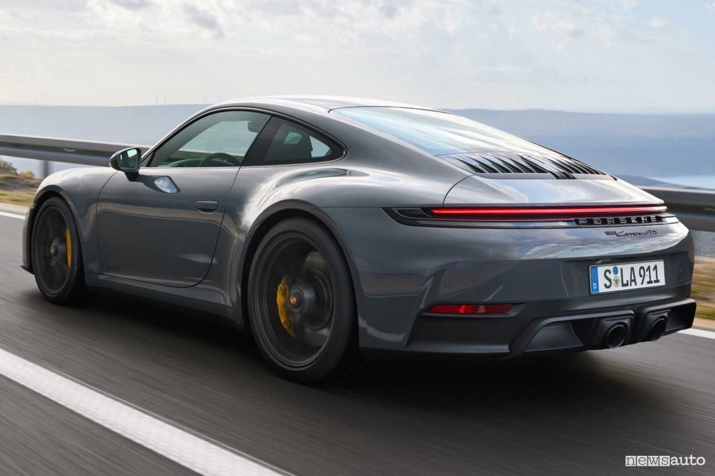 Porsche 911 Carrera GTS su strada