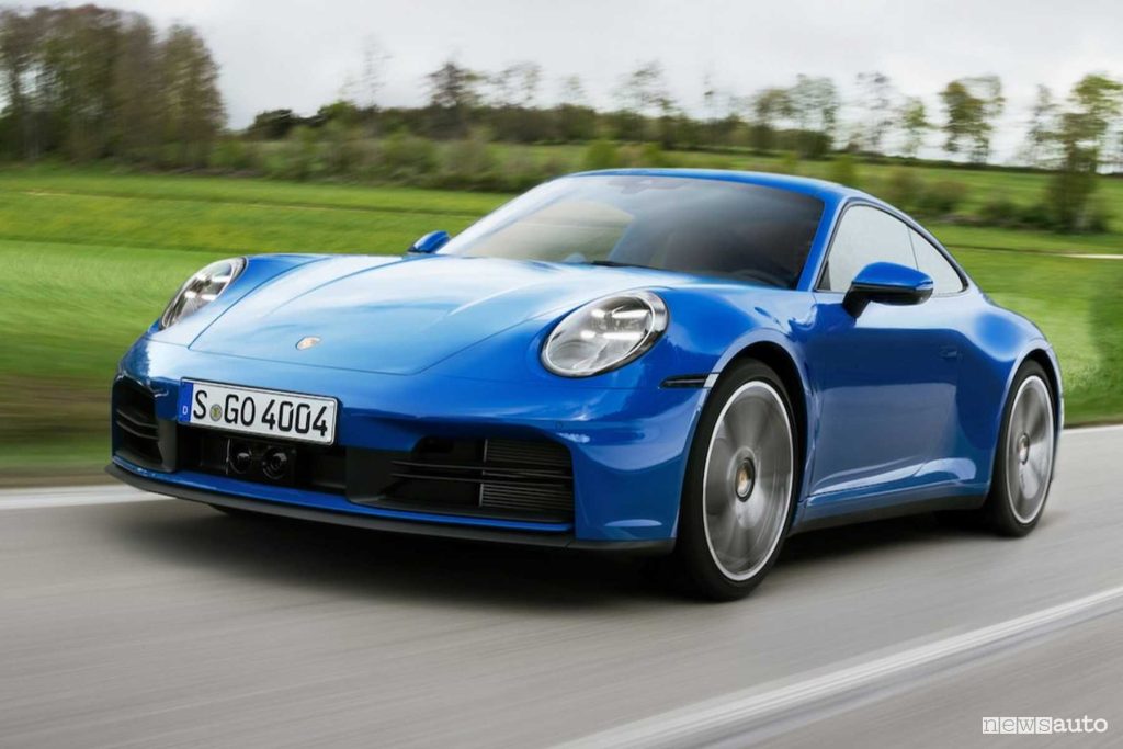 Porsche 911 Carrera su strada