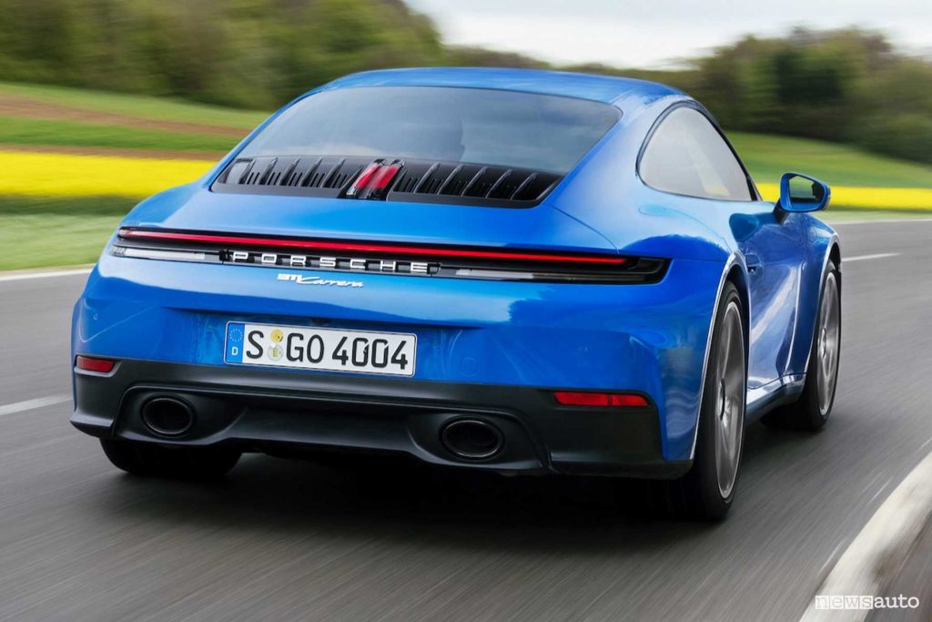 Porsche 911 Carrera su strada