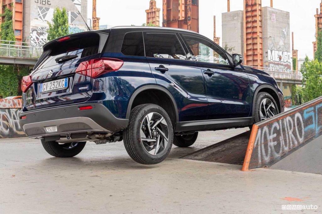 Nuova Suzuki Vitara Hybrid 2024 in twist